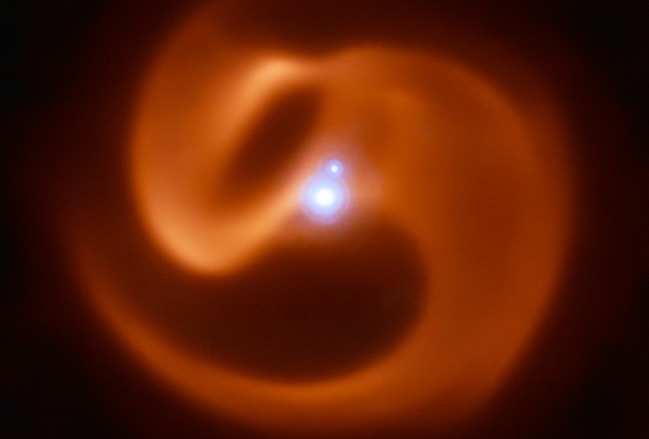 Sistem bintang bertiga Apep. Kredit: ESO/Callingham et al.