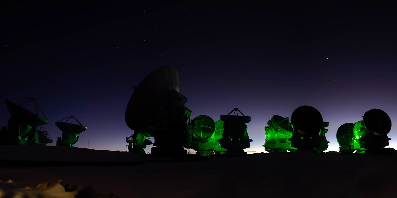 Teleskop ALMA di Gurun Atacama, Chile. Kredit: ALMA